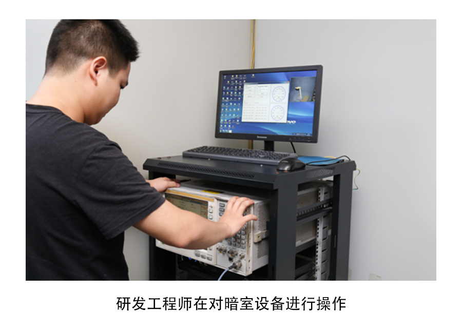 研發(fā)工程師在對暗室設(shè)備進行操作